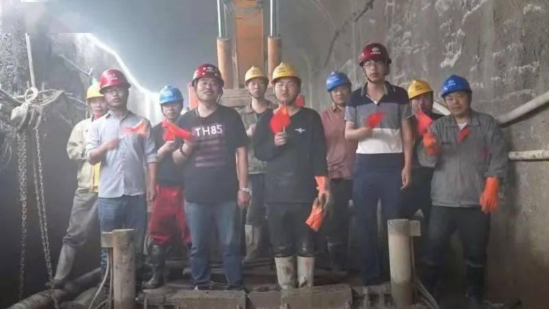 大型警车找轮胎